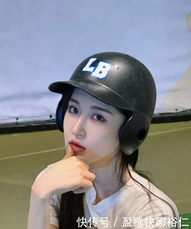 赏析|壁纸赏析12——悠闲运动风高甜美少女