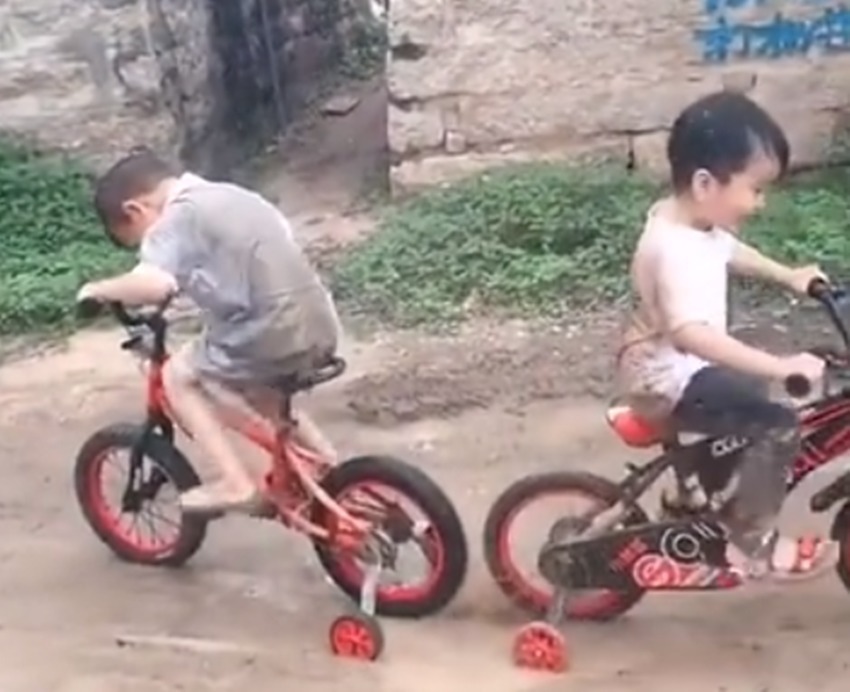 自行车|俩熊孩子骑自行车,后轮陷入泥坑后令人万万没想到高手在民间
