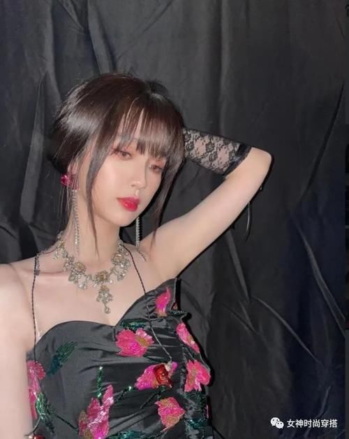 “碎花裙”比“纯色裙”更显气质？深度解析它俩，爱裙子的快看看