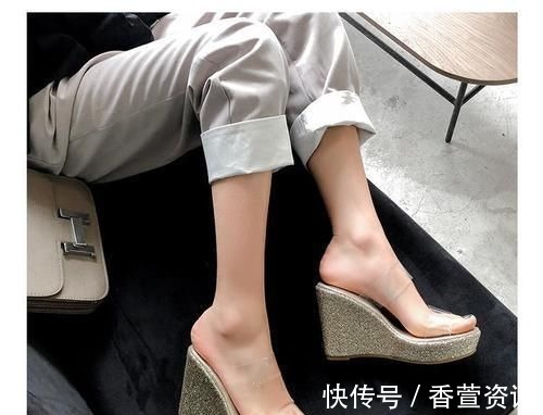 坡跟 坡跟拖鞋上班和逛街都不易累脚,无论什么样的场合均能应对自如