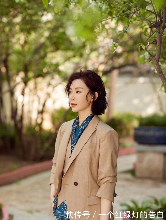 女性 40+的女性适合留什么发型推荐这4款发型,优雅又显气质!