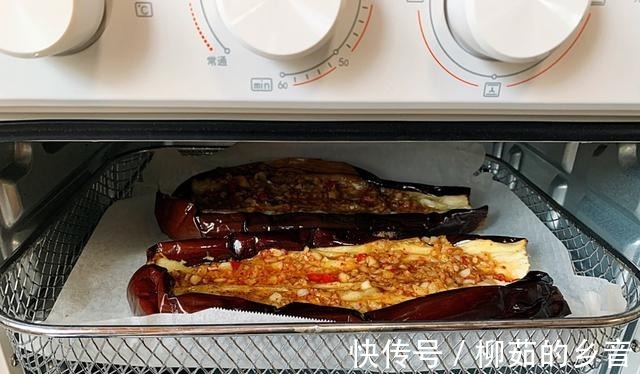 酱汁|家庭版蒜蓉烤茄子，做法很简单，鲜香入味，太过瘾了！