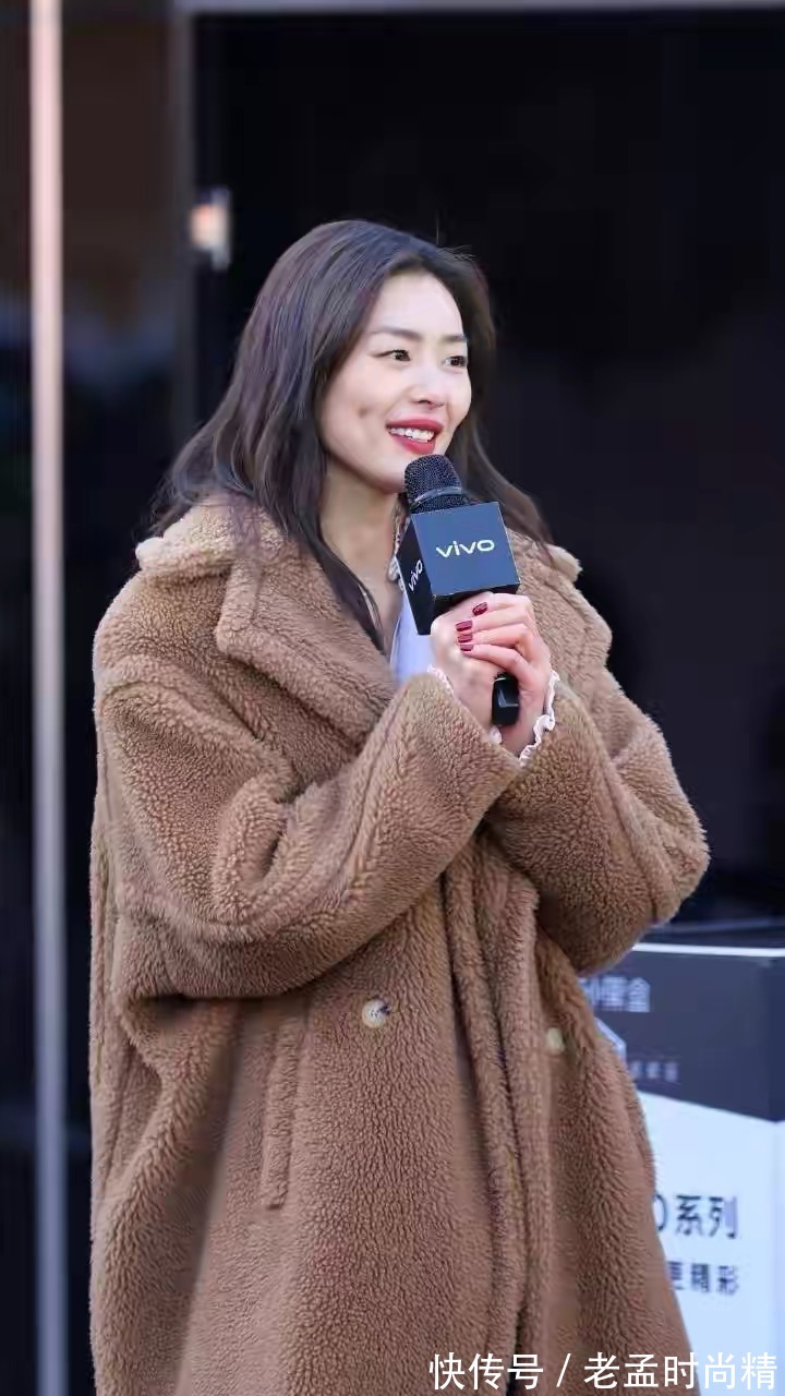 高级感|刘雯蓝色西装搭配长款毛呢外套,温柔又有气质