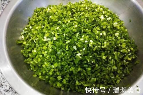 拌韭菜馅有窍门，老师傅：这4种调料别乱加，韭菜鲜香嫩滑不出水
