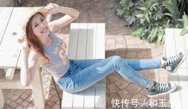 街拍 小姐姐穿修身时尚的紧身牛仔裤,强大的气场不断吸引异性的目光