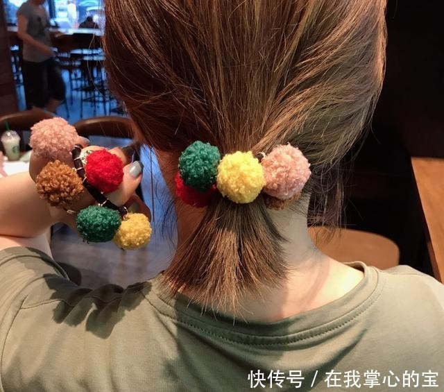 建议女士们出门,别披头散发!一定要扎个头发,不仅减龄更加干练!