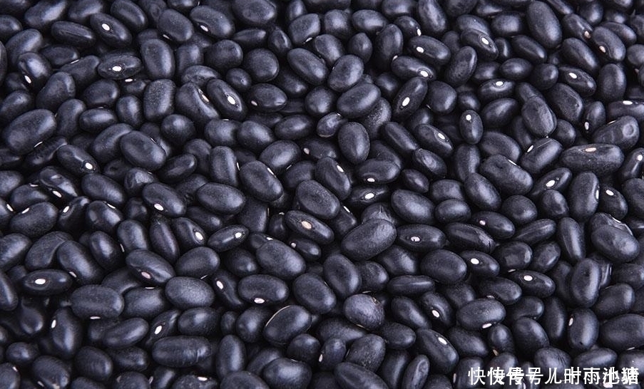 黑豆配上它,面色红润了,色斑淡了女人不想面色晦暗,可以试试