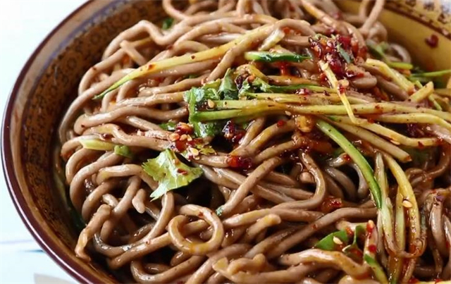 教你在家做荞麦饸饹面,面条筋道又爽滑,怎么煮都不会断