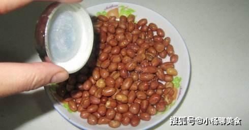 炸花生米时,出锅后别只傻傻的放盐,多加“这一样”,美味翻倍