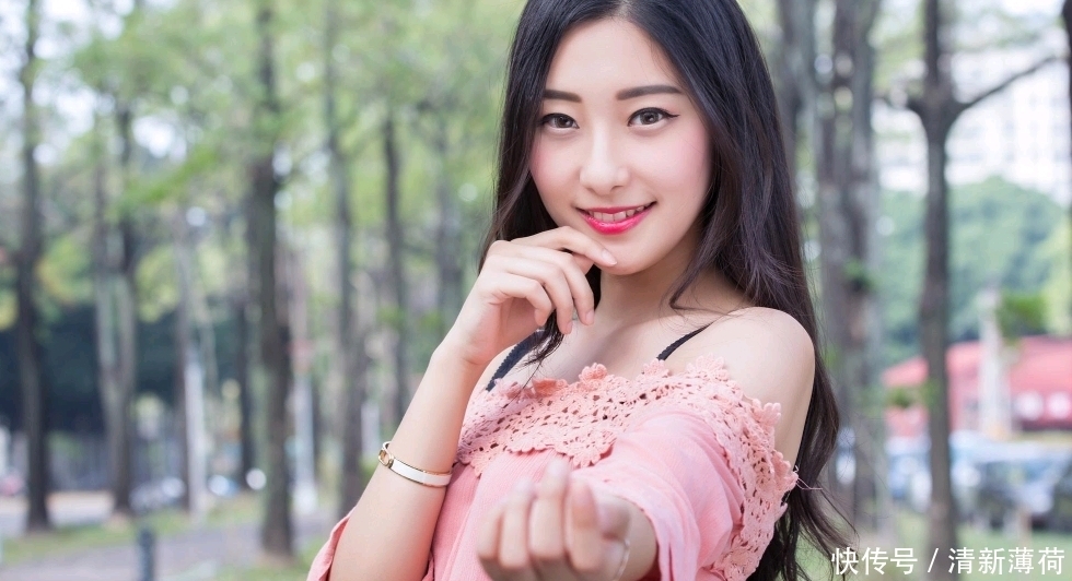 女人味|街拍:粉色上衣的美女,尽显甜美气感,彰显十足女人味,性感迷人