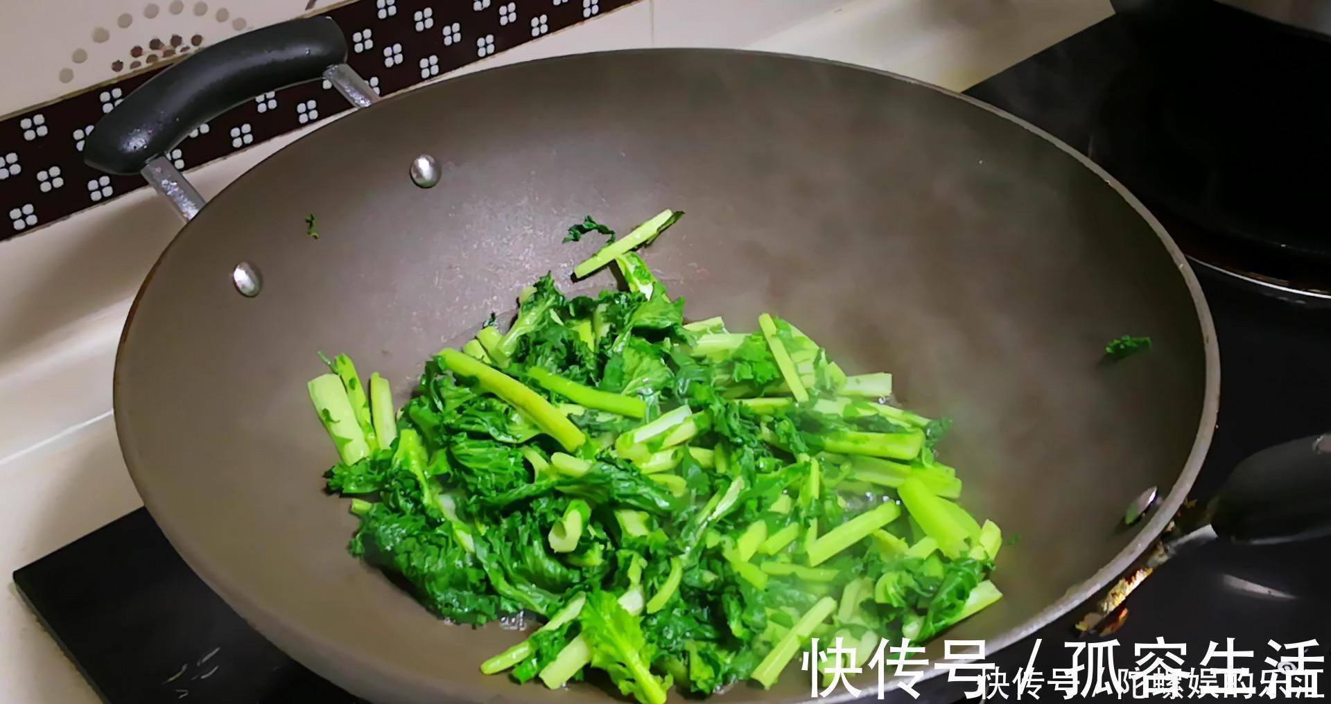 晓峰|炒粉条时总是爱坨爱粘连?大厨教我诀窍,粉条又香又滑,不粘锅!