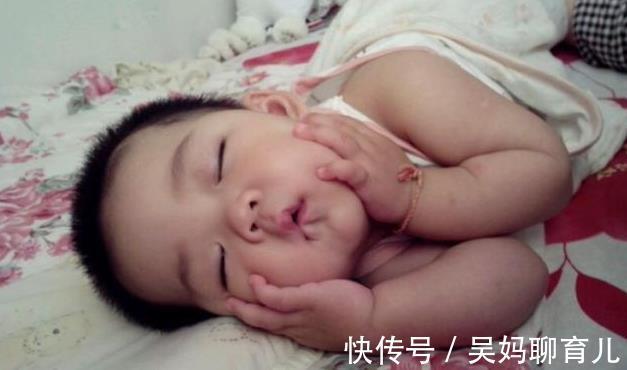 家长|为什么宝宝都爱趴着睡?到底要不要纠正趴睡姿势,听听医生怎么说