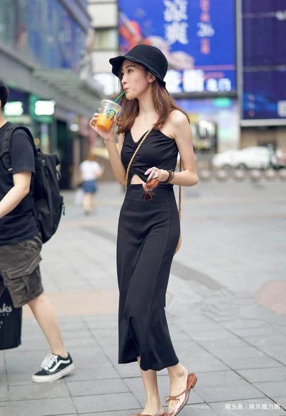 凉鞋 街拍撞色吊带裙+透明高跟凉鞋,从上美到下!