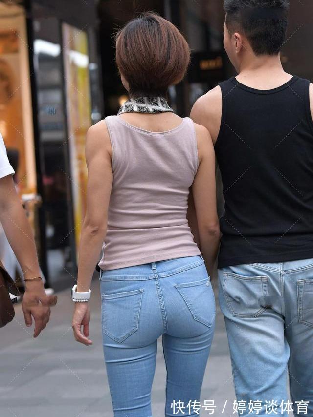 修身牛仔裤 浅色调的上衣搭配蓝色牛仔裤,再配上蓝色缎带,高雅而有气质