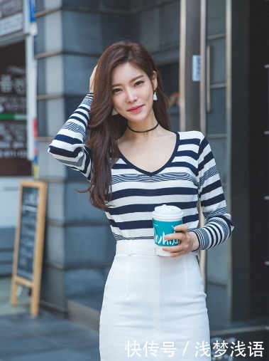 配包|身材好就是任性,小姐姐穿条纹T恤配包臀裙,这腰身谁不羡慕