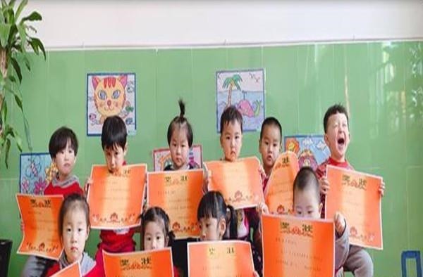 自信心|6岁女儿带奖状回家,妈妈发朋友圈炫耀,结果看清字后失去笑容