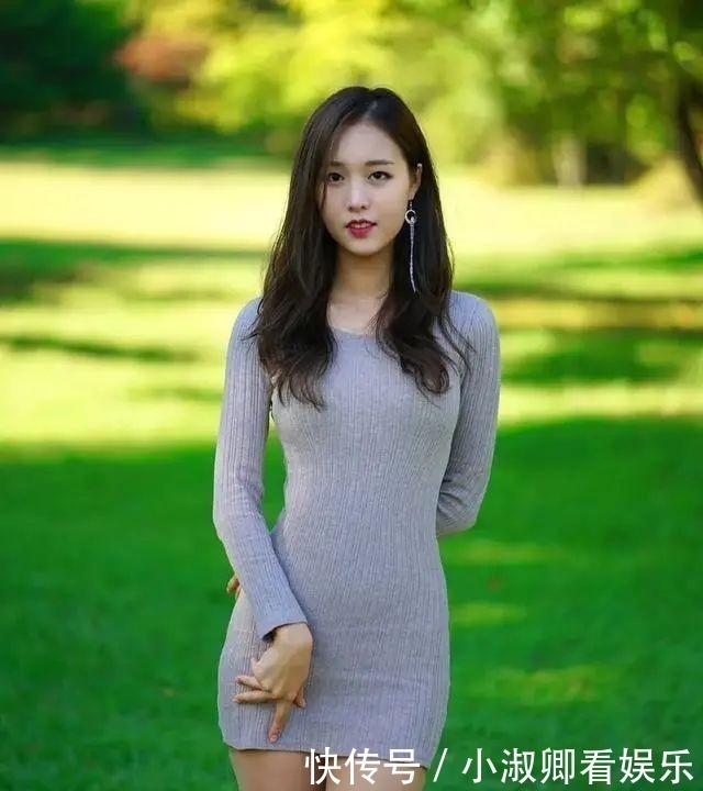 连衣裙 浅灰色修身连衣裙搭配银色高跟鞋,清纯可爱,彰显东方女性的美感