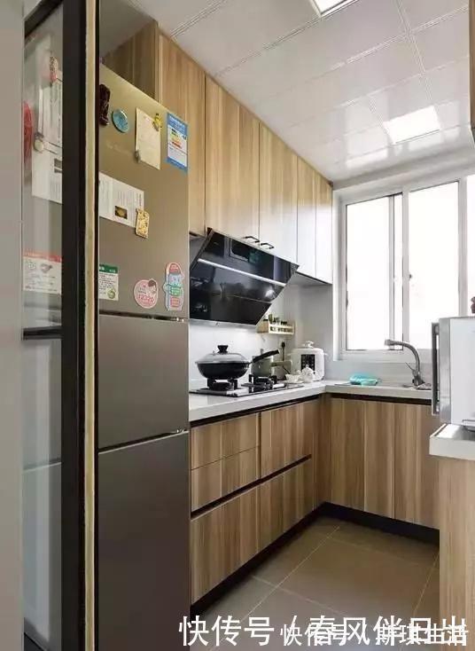 储物空间|老公把电视墙做成“推拉门柜子”,太实用客厅没吊顶也漂亮