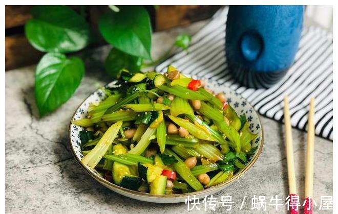 黄瓜|芹菜拌花生怎么做才好吃？掌握几个小技巧，清脆爽口，颜色不发黑