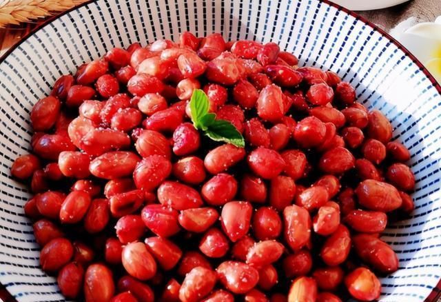 花生|炒花生米时,牢记“1泡2晾3滴酒”,花生香脆不糊,不返潮