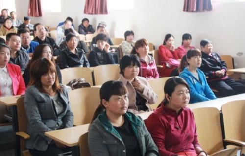 “请倒数第一名家长发言！”差生妈妈从容应对，让老师无地自容