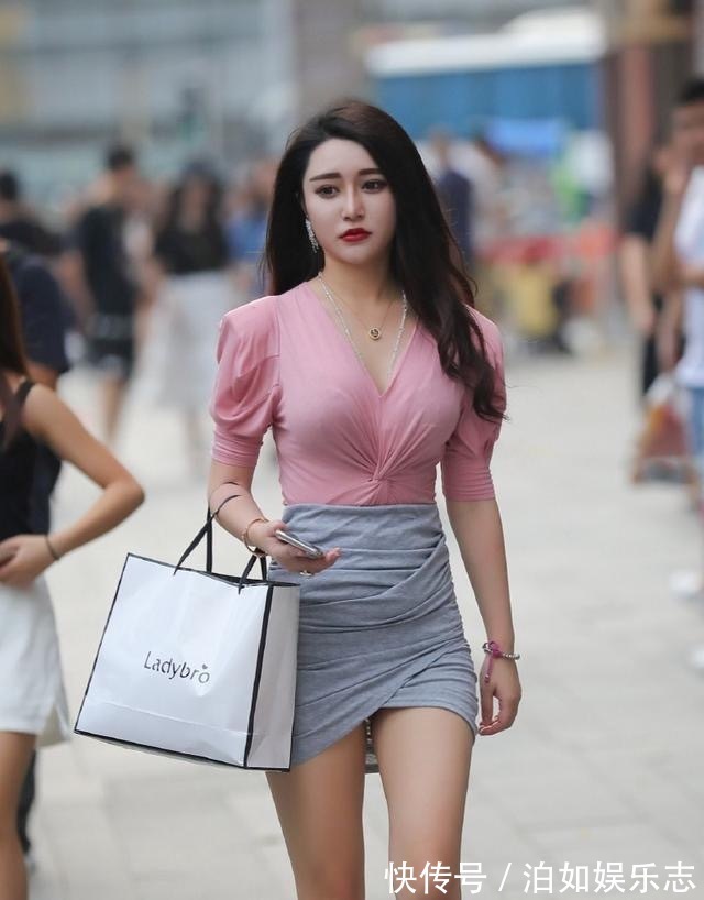 模特 模特身穿粉色上衣灰色裙子青春时尚,表情高冷有点酷