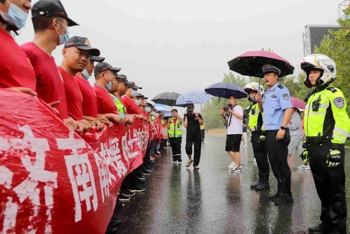 南山|南山交警为赴河南的南山救援队凯旋归来保驾护航