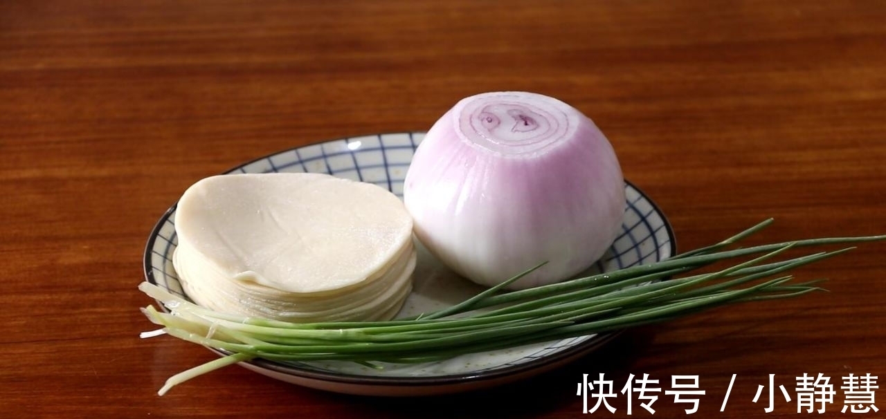 懒人酱香饼|饺子皮别光包饺子吃,教你懒人酱香饼的做法,连揉面都省了
