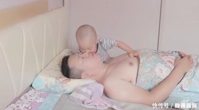 爸爸|爸爸睡觉太香甜,宝宝饿了1小时,又踹又打,最后使出绝招才叫醒