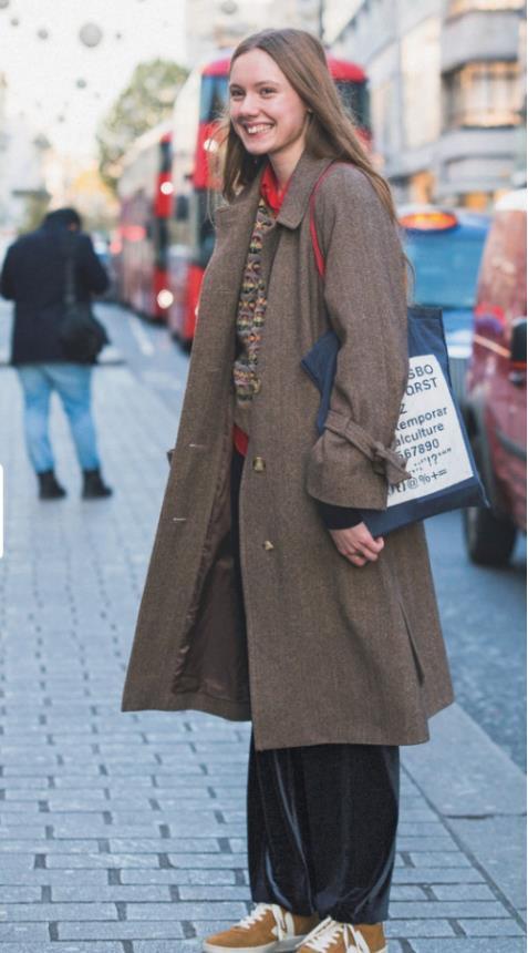 巴黎街头少女的冬季穿搭保暖又时髦!简约的款式搭配,精致又好看