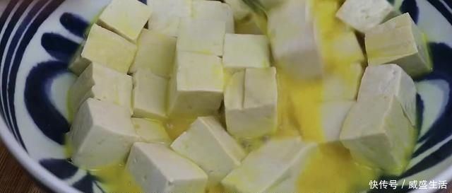 豆腐里加3个鸡蛋,不用面粉,不用油炸,上桌孩子抢着吃,解馋