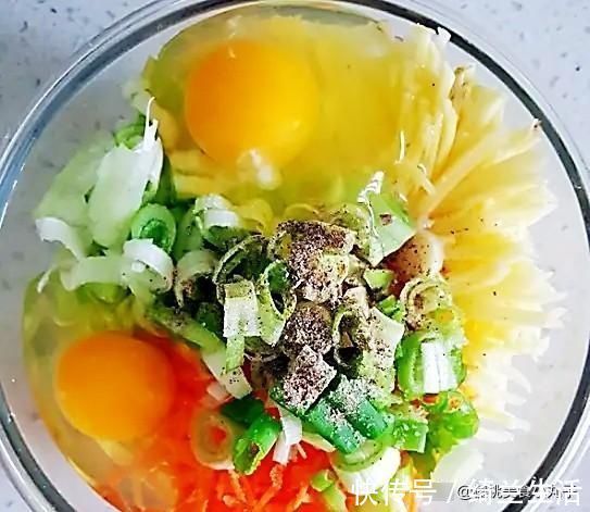 土豆|1个土豆2个鸡蛋，10分钟做好早餐饼，色泽金黄，香喷喷真好吃