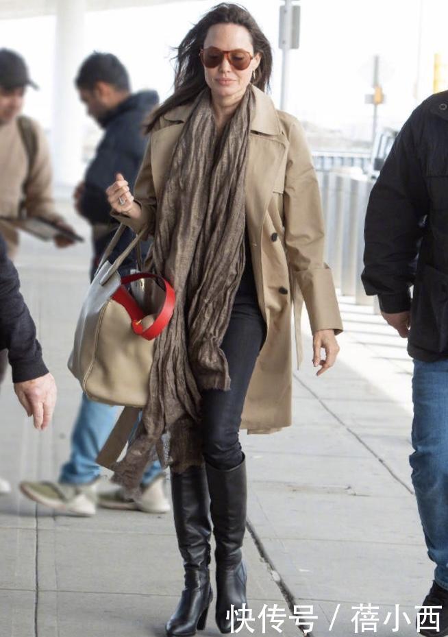 安吉丽娜·朱莉气质太高级,简单穿风衣配围巾出街,就气场开挂