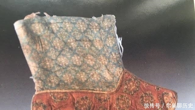 专家在修补文物之前,首先要清洗,可是清洗的难度很大