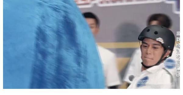 被大球砸到牙疼,宋雨琦卻慌張撫摸下巴,看清下巴形狀我明白了