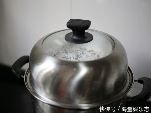  揉面|好吃的双色米糕配方来啦，不揉面不发酵，松软香甜不粘牙，真解馋