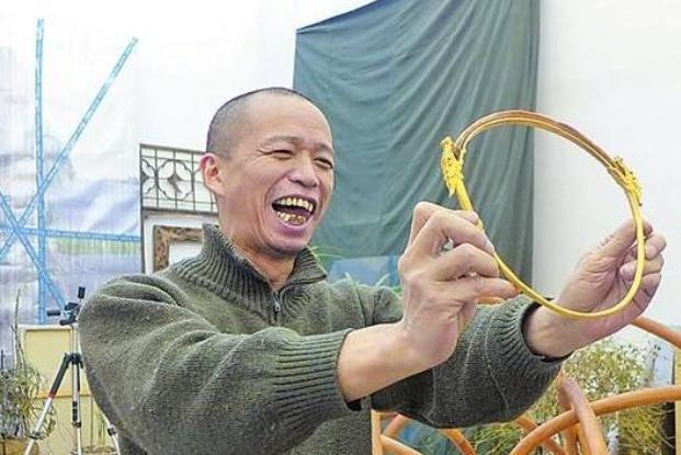 项圈@他用自己的肋骨做了一个项圈,给女友戴上,声称是为艺术献身