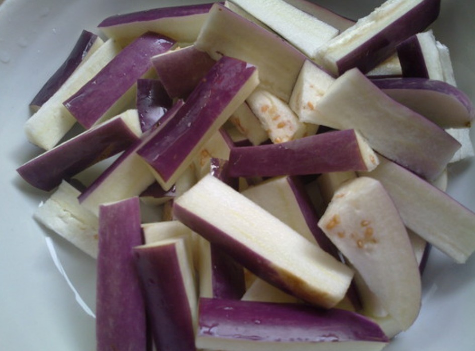 烧茄子前，一定要“泡水”很多人做错了，难怪茄子油腻，不入味