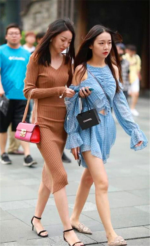 街拍:光彩照人的美女,蓝色吊带配毛边短裤,女神范十足