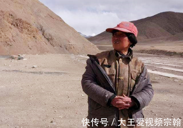 昆仑山脉!昆仑女神独守昆仑20年从女青年变乞丐,军车经过都要鸣笛致敬