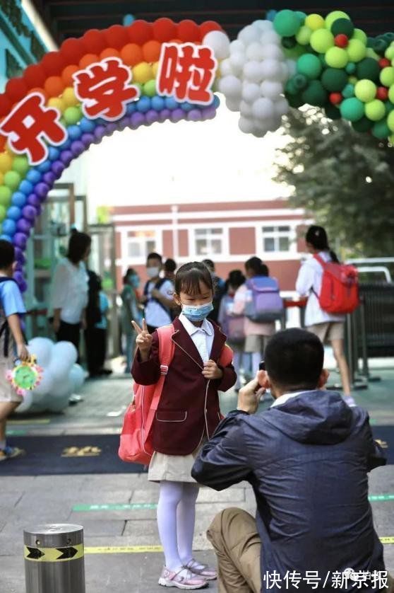 中小学|新闻多一度│“双减”新学期开启！校园墙上“长”满了家长