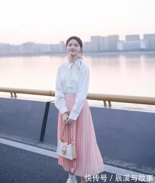 衬衫 穿“衬衫”时,如何才能显气质不懂得搭配下装,很难穿出优雅感!