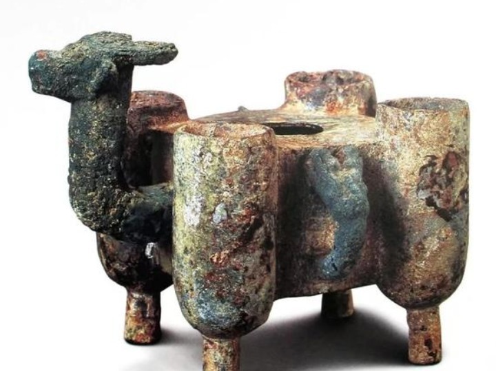 西周墓#北窑的西周墓发现玉牛,它身上有四个谜样孔洞,究竟是干什么用的