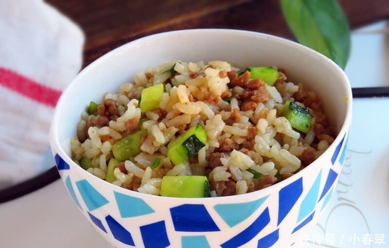 一人在家时,我常做这饭,饭菜一锅出,简单易做还营养丰富,省事