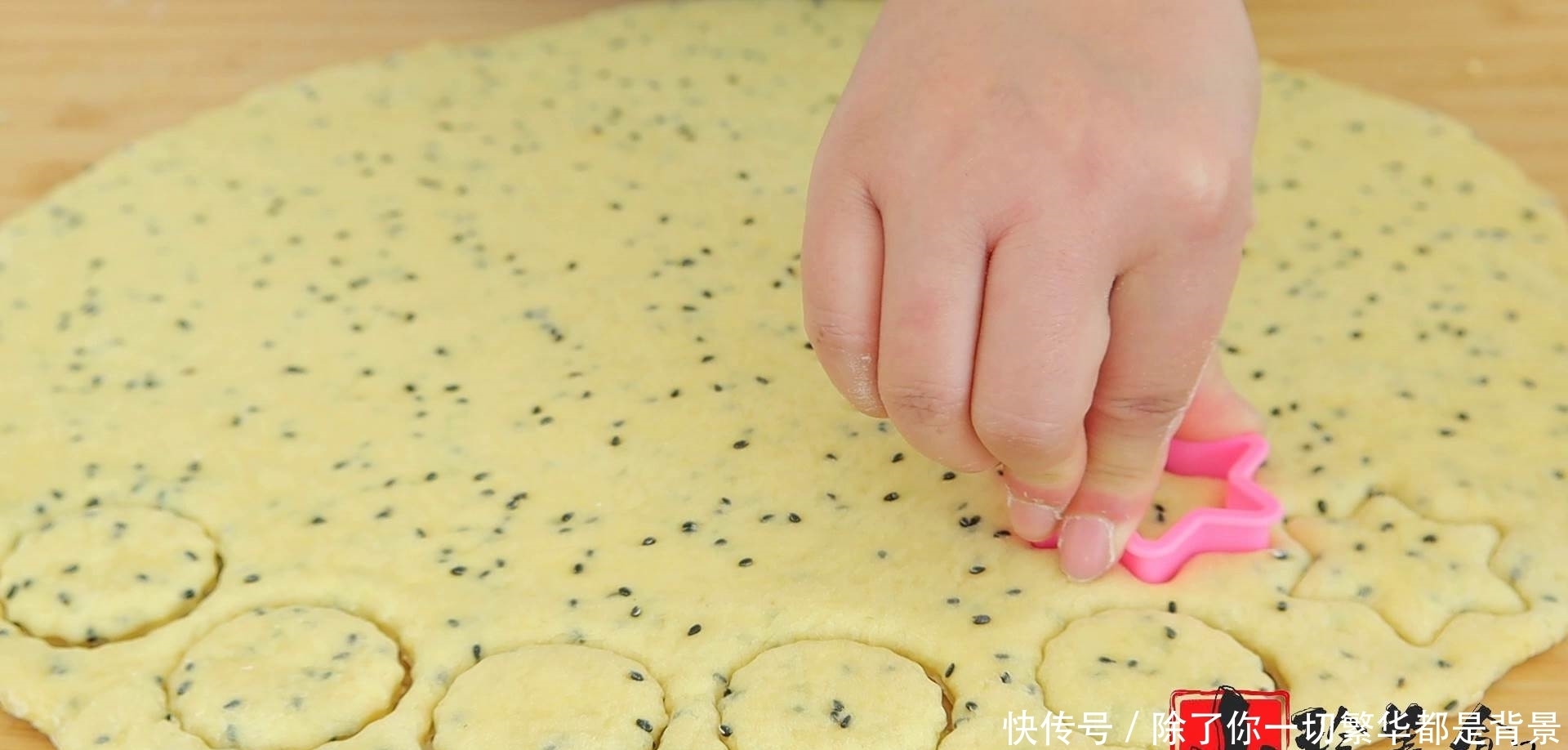 过年了,面粉别只蒸馒头,加5个鸡蛋,秘制一做,过年出锅抢光光