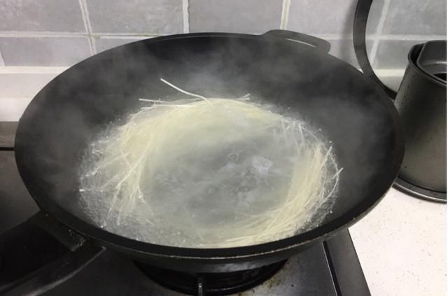  小时候爱吃的干脆面，原来做法如此简单，比买的好吃又健康