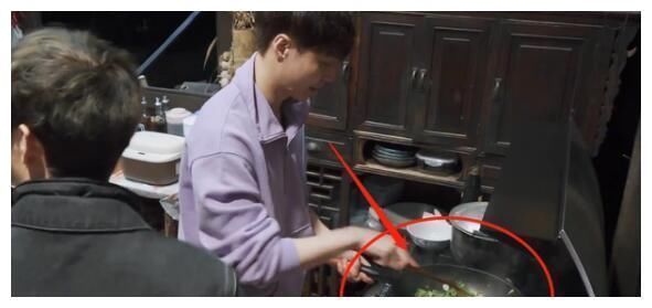 江之卿|杨紫飞行喊狗小八小H,张艺兴一改常态撒糖,两人无法公开有苦衷