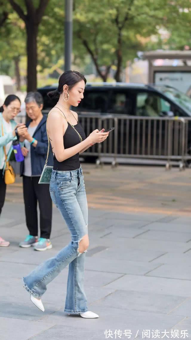 破洞牛仔裤|街拍身材高挑的美女,简单的背心搭配休闲牛仔裤,清爽大方