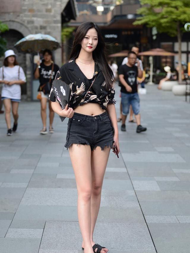 上衣|精致脸庞的小美女,深色上衣搭配热裤,轻松秀出白皙的大长腿