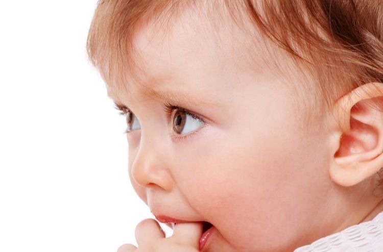 刷牙|7岁男孩长了“双排牙”,需要一颗一颗拔掉,奶奶:都怪我